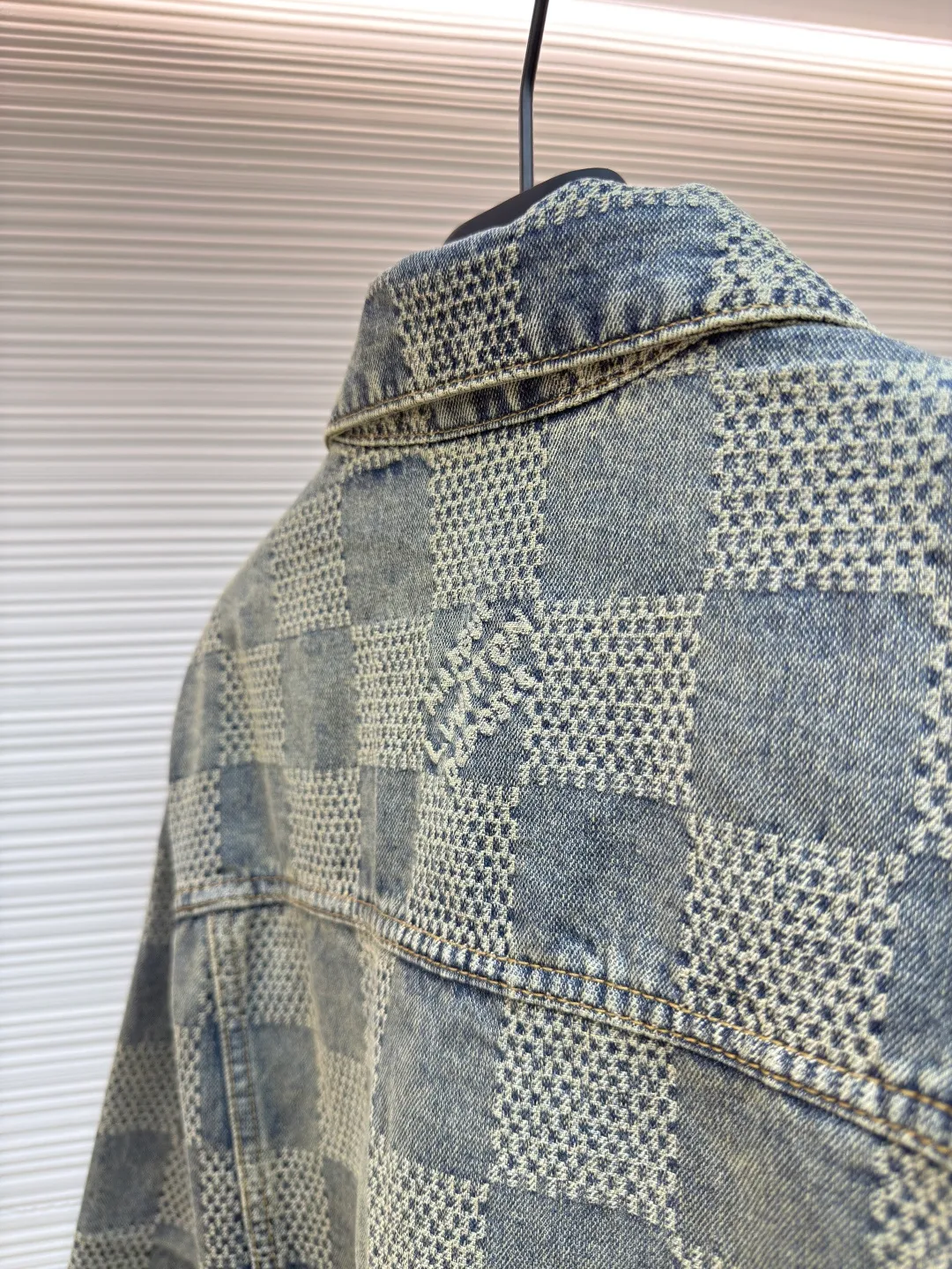 LOUIS VUITTON Yellow checkerboard denim jacket ●Authentic product: purchased and developed by 16499 ●Item number: 1680610-C20 ●Fabric: denim fabric ●Technology: jacquard production ●Version: fitted version ●Weight: about 935 grams ●Size: 46-48-50-52 ●Description: The fabric is integrated into 3D Damier jacquard, a classic plaid pattern combined with 3D jacquard technology, is a process of weaving three-dimensional patterns on the fabric through a loom. Fading and distressing effect, this fabric uses sand washing process and special dyeing technology. The natural wear and fading effect of the denim after washing makes it look more retro and historical. The overall wiring is straight and delicate, the fabric is comfortable and soft, and the color is consistent without color difference. It can be matched with the same style to create a fashionable look and control various occasions. Customized accessories, complete with three standards, same style for men and women!